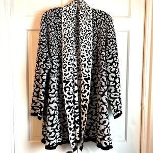 🤩🤩 Beautiful Black and White Sweater/Coat 😍😍